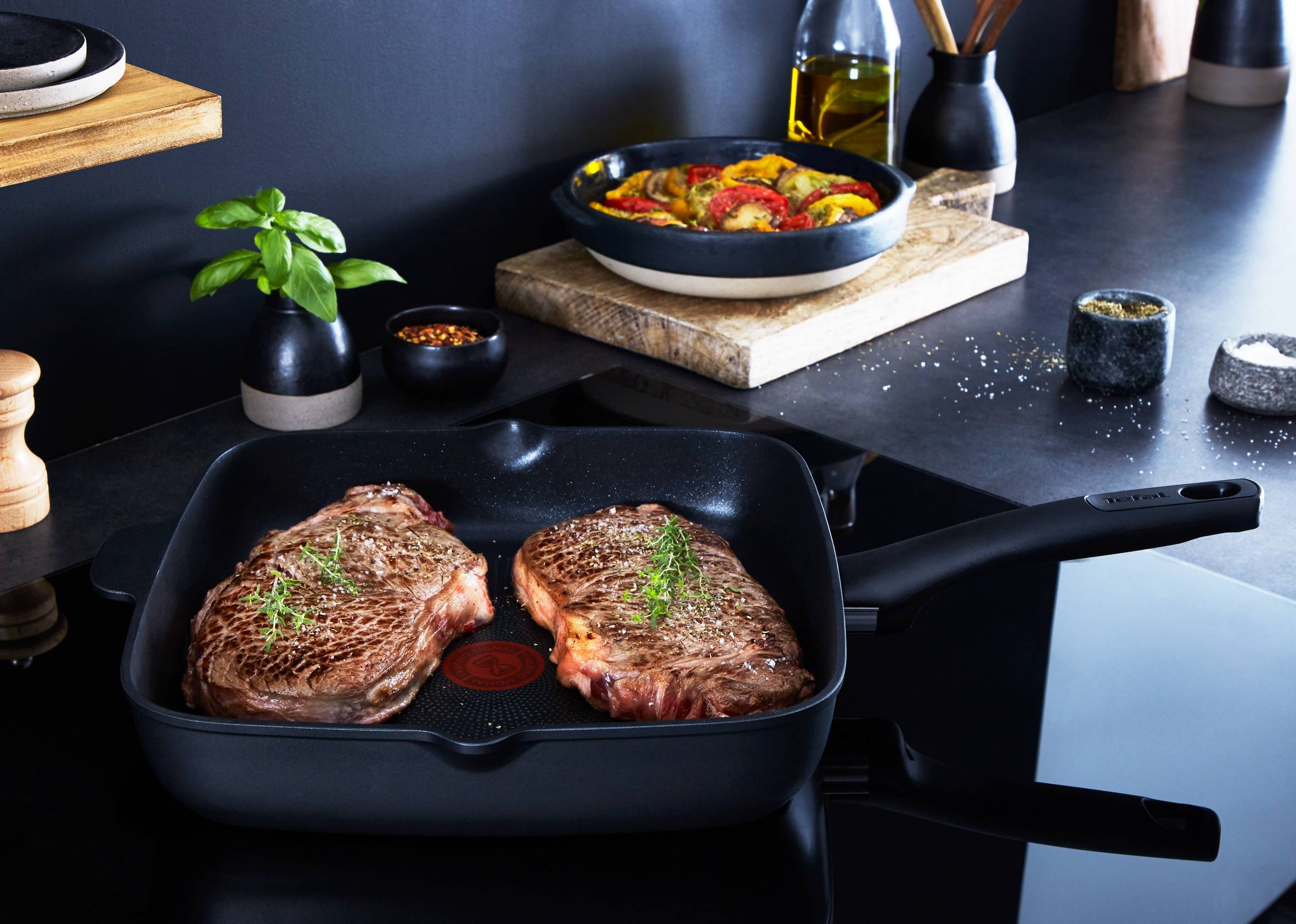 Person brät Steak in Tefal Ultimate Vierecks-Pfanne an