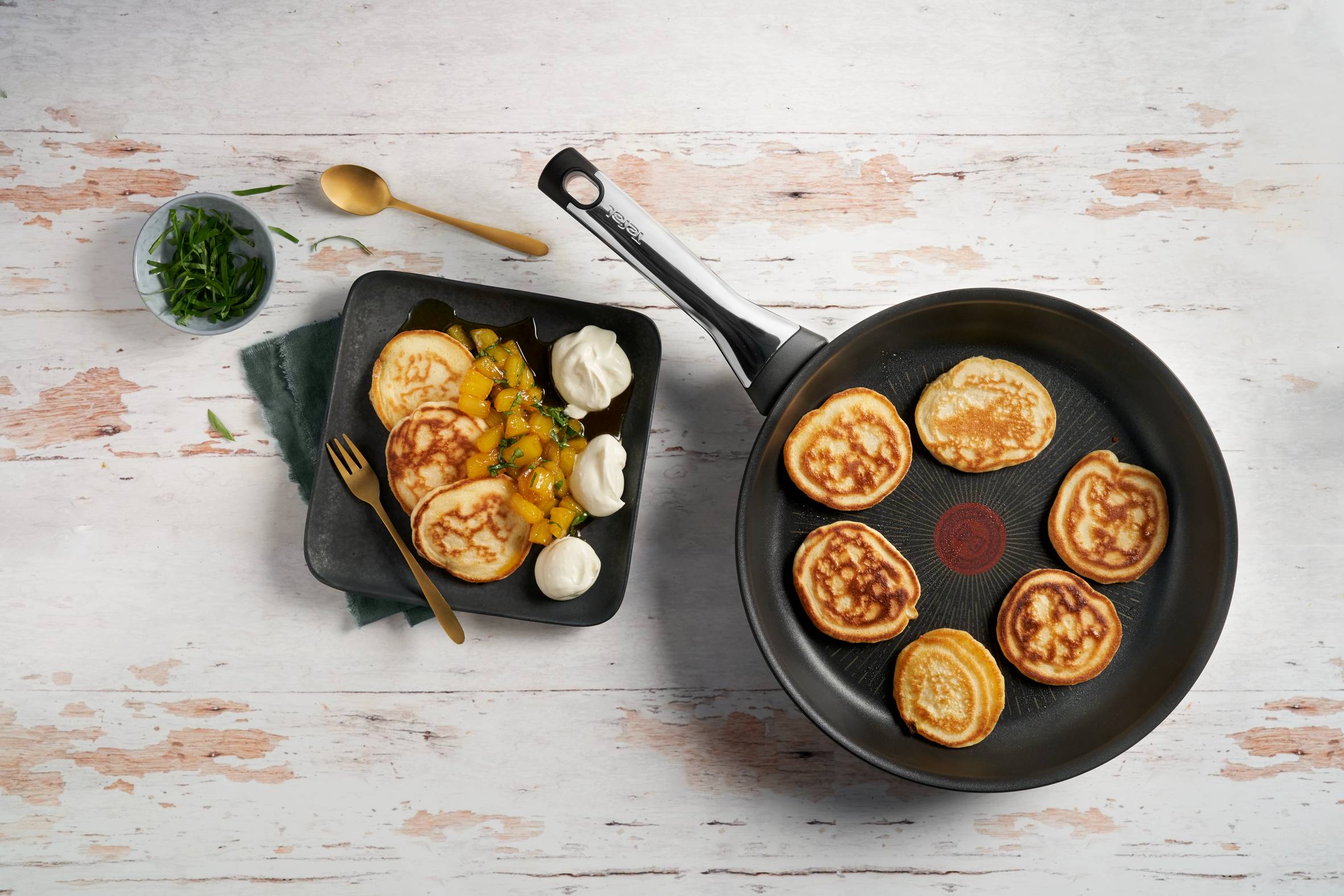 Frisch gebackene Pancakes werden in Tefal Antihaftpfanne serviert
