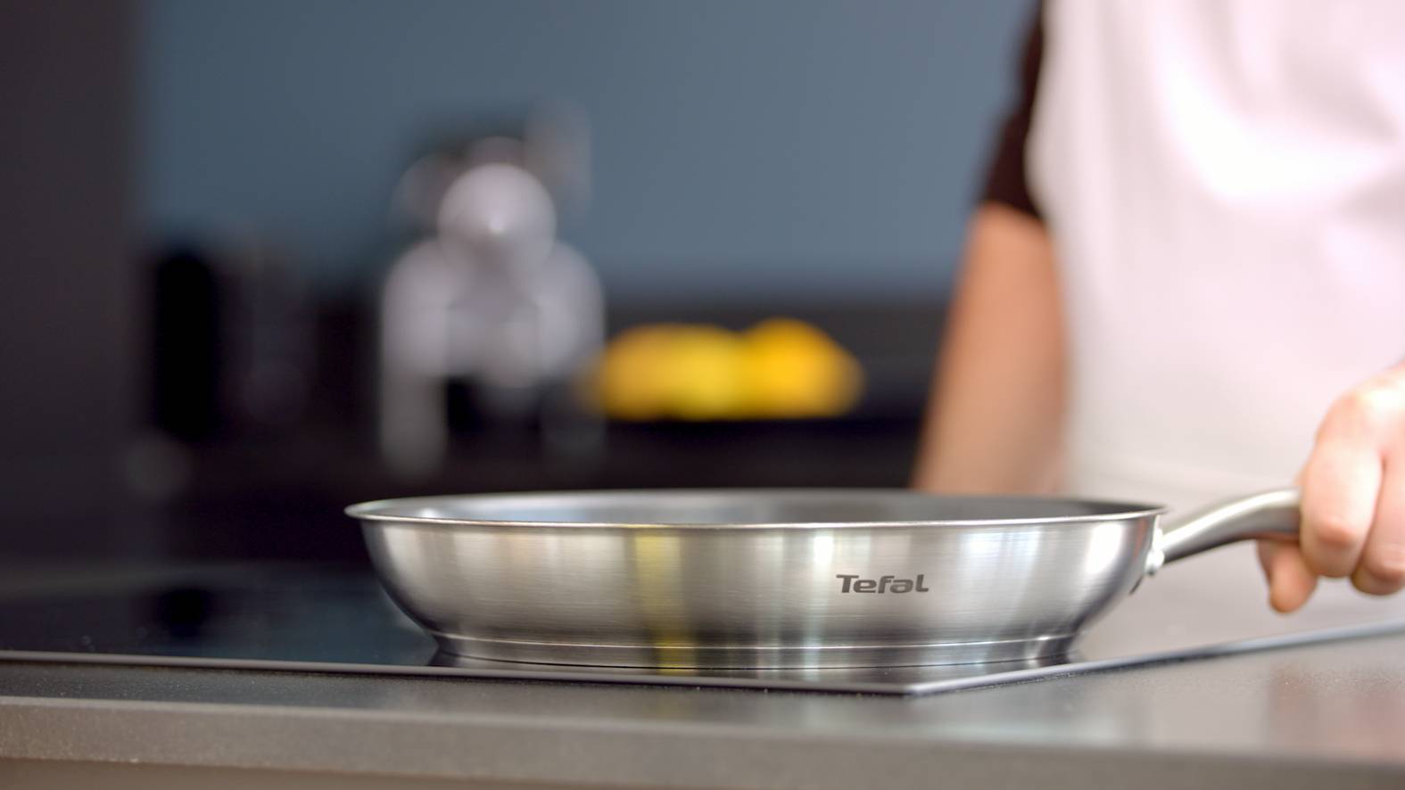 Tefal Virtuoso Edelstahlpfanne auf Induktionsherd