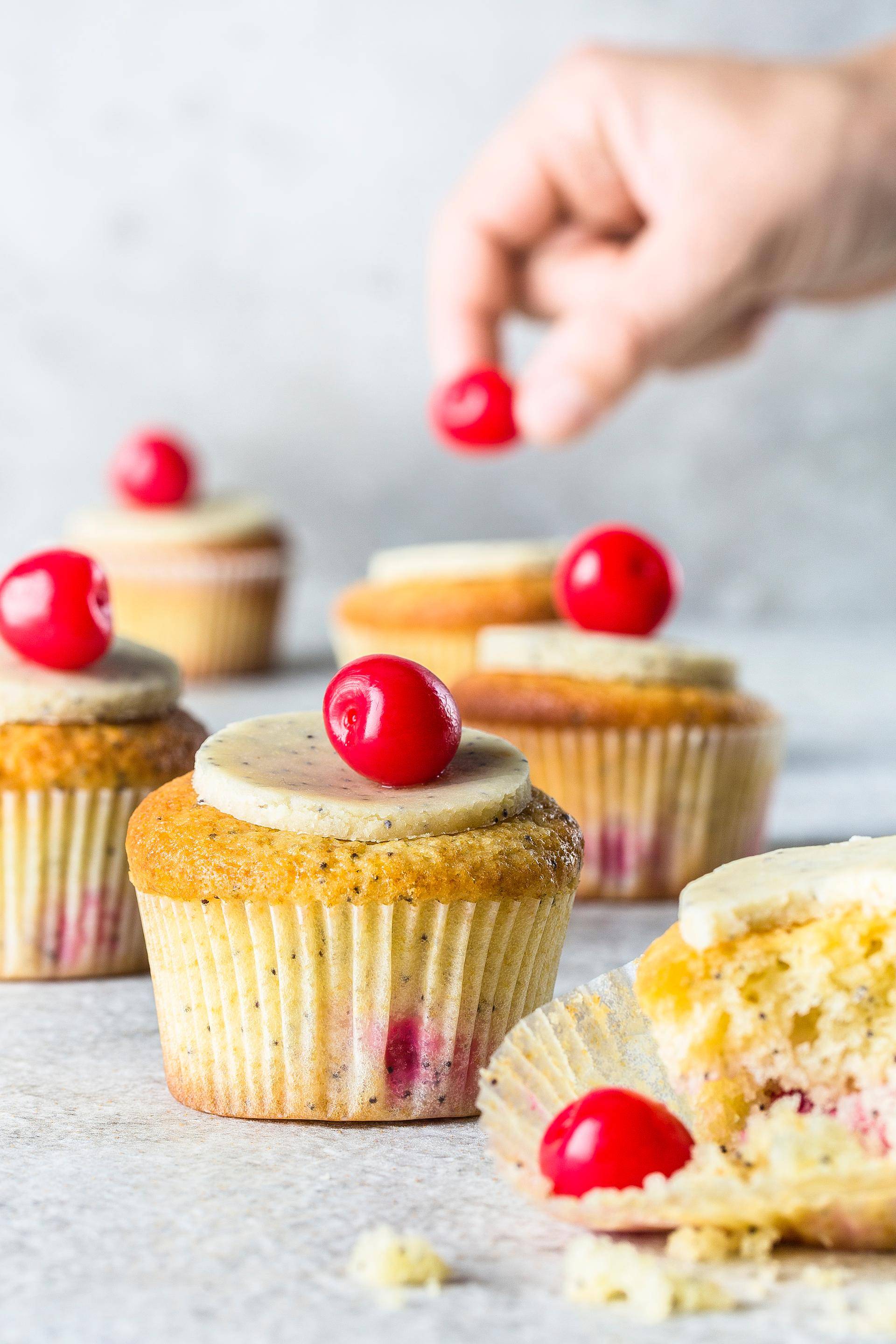 Kirsch- und Mohncupcakes - Rezepte Cake Factory | Tefal