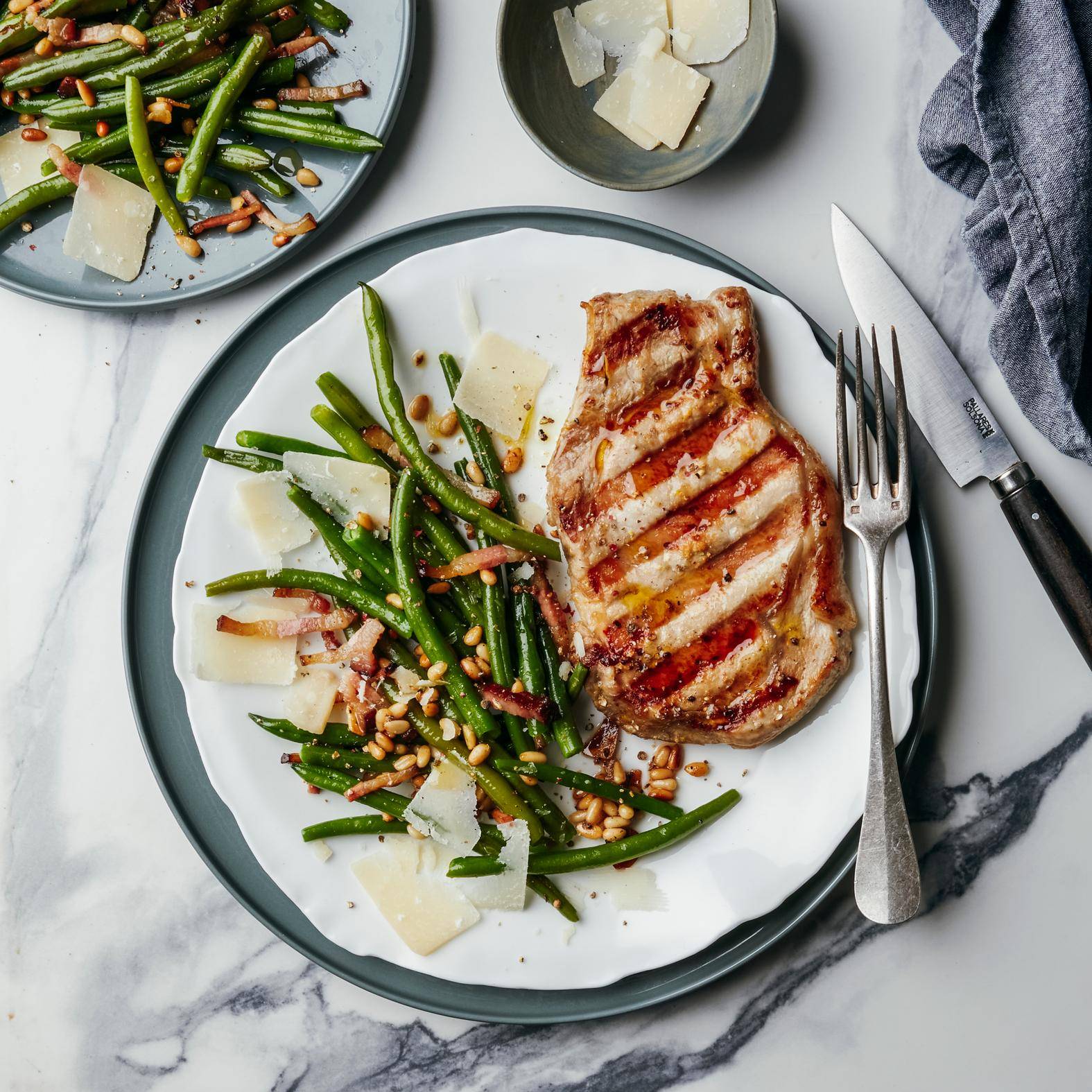 Gegrillte Kalbskoteletts mit grünen Bohnen, Speck und Parmesan - Rezepte OptiGrill 4in1 XL | Tefal