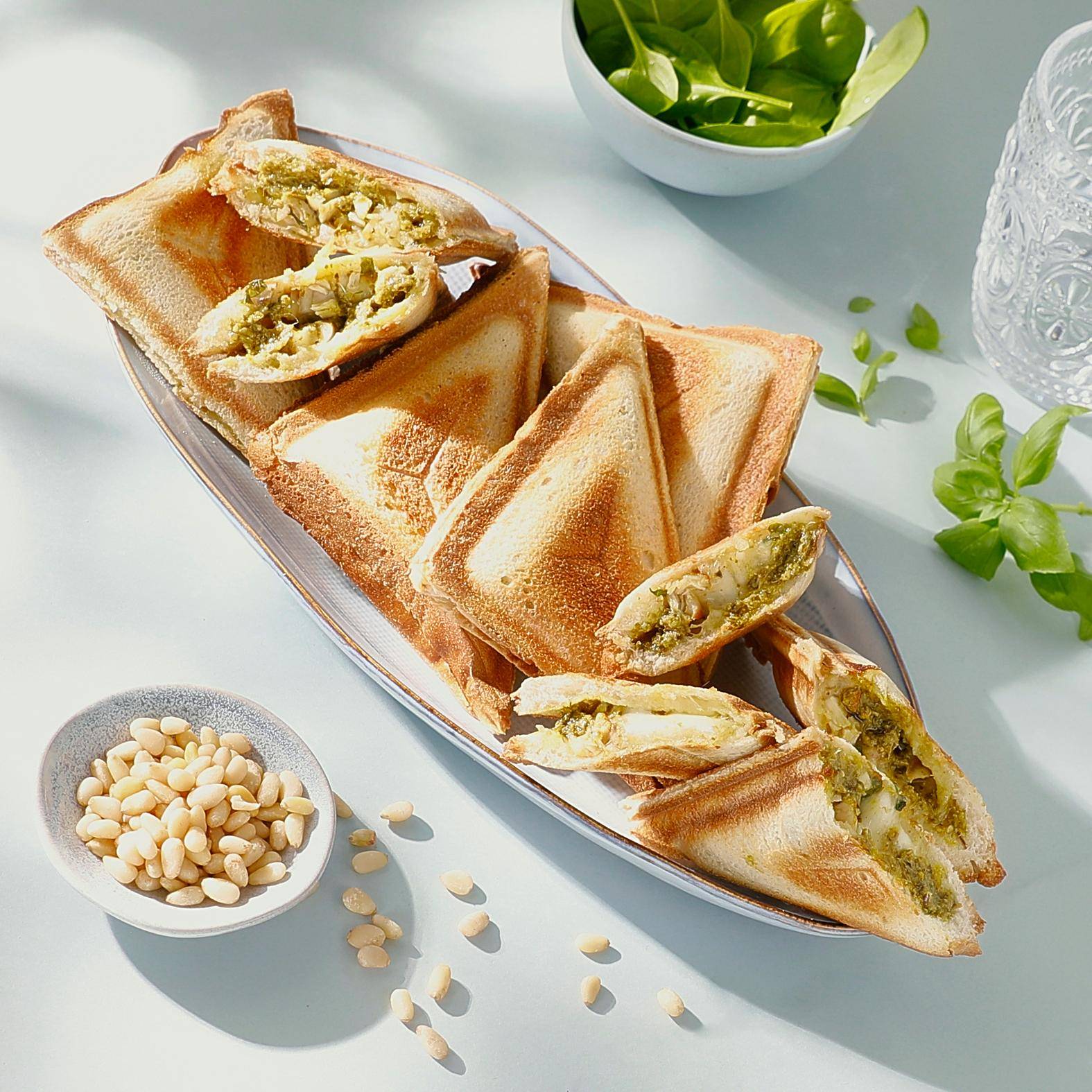 Getoastetes Dreieckssandwich mit Pesto und Hähnchen - Rezepte Snack Collection MECHANICAL | Tefal