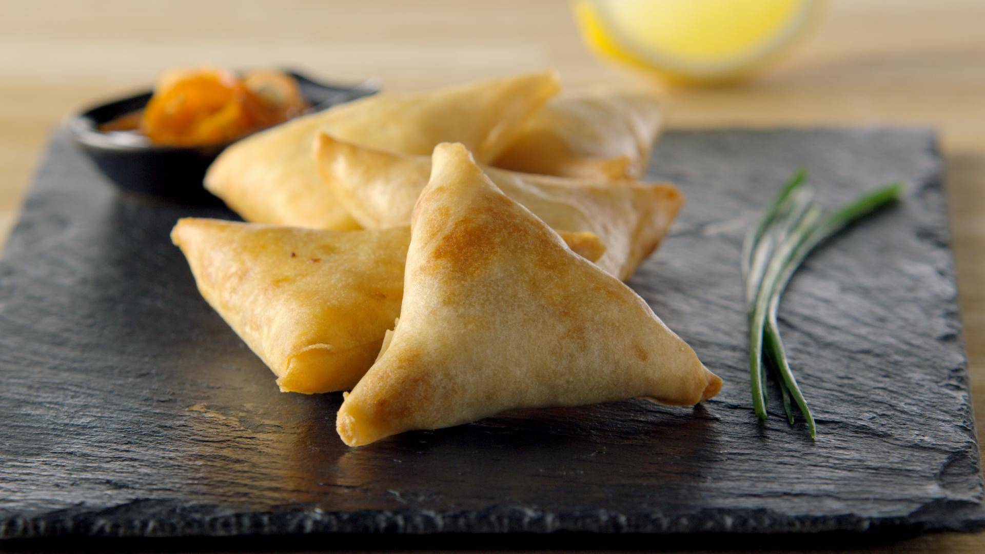 Samosas gefüllt mit Mozzarella und getrockneten Tomaten - Rezepte Actifry Smart XL | Tefal