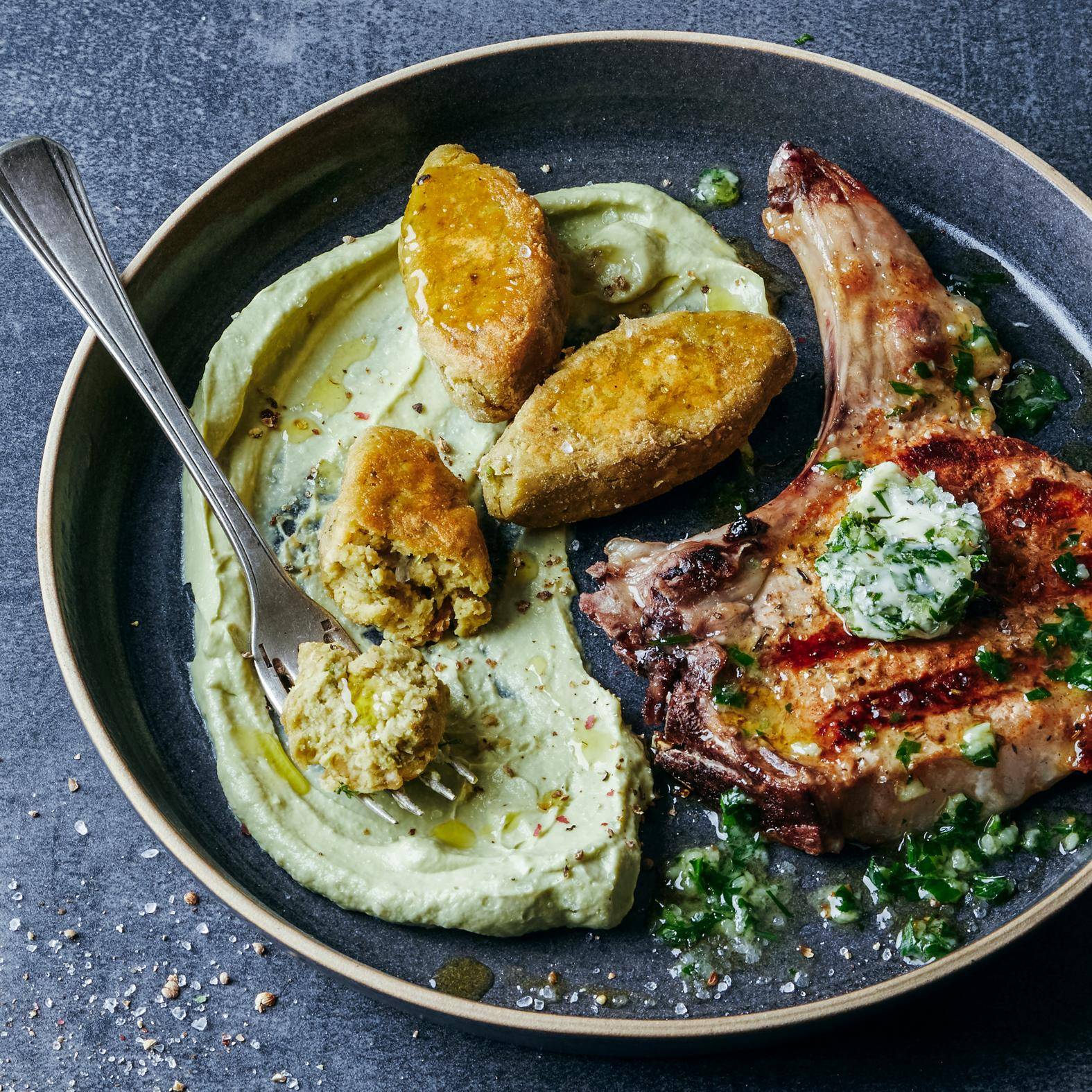 Schweinekoteletts mit Knoblauchbutter und Avocado-Falafel - Rezepte OptiGrill 2in1 | Tefal