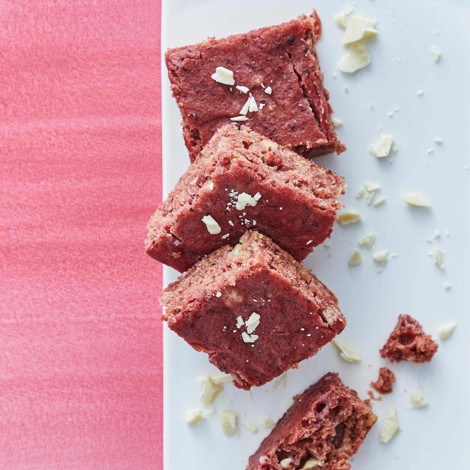 Rosa vegane Blondies mit weißer Schokolade - Rezepte Cake Factory | Tefal
