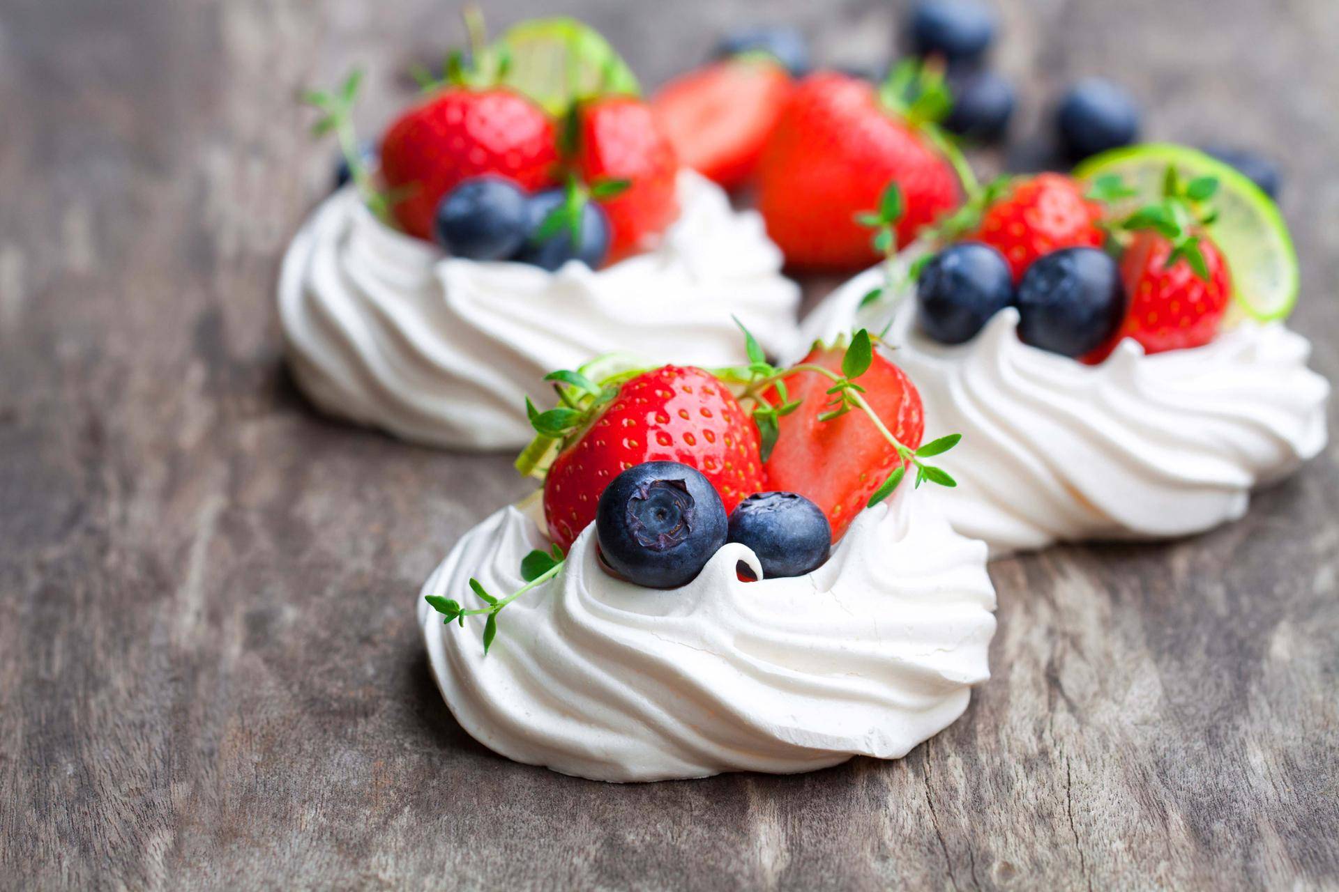 Glutenfreie Rote-Beeren-Pavlova - Rezepte Cake Factory | Tefal