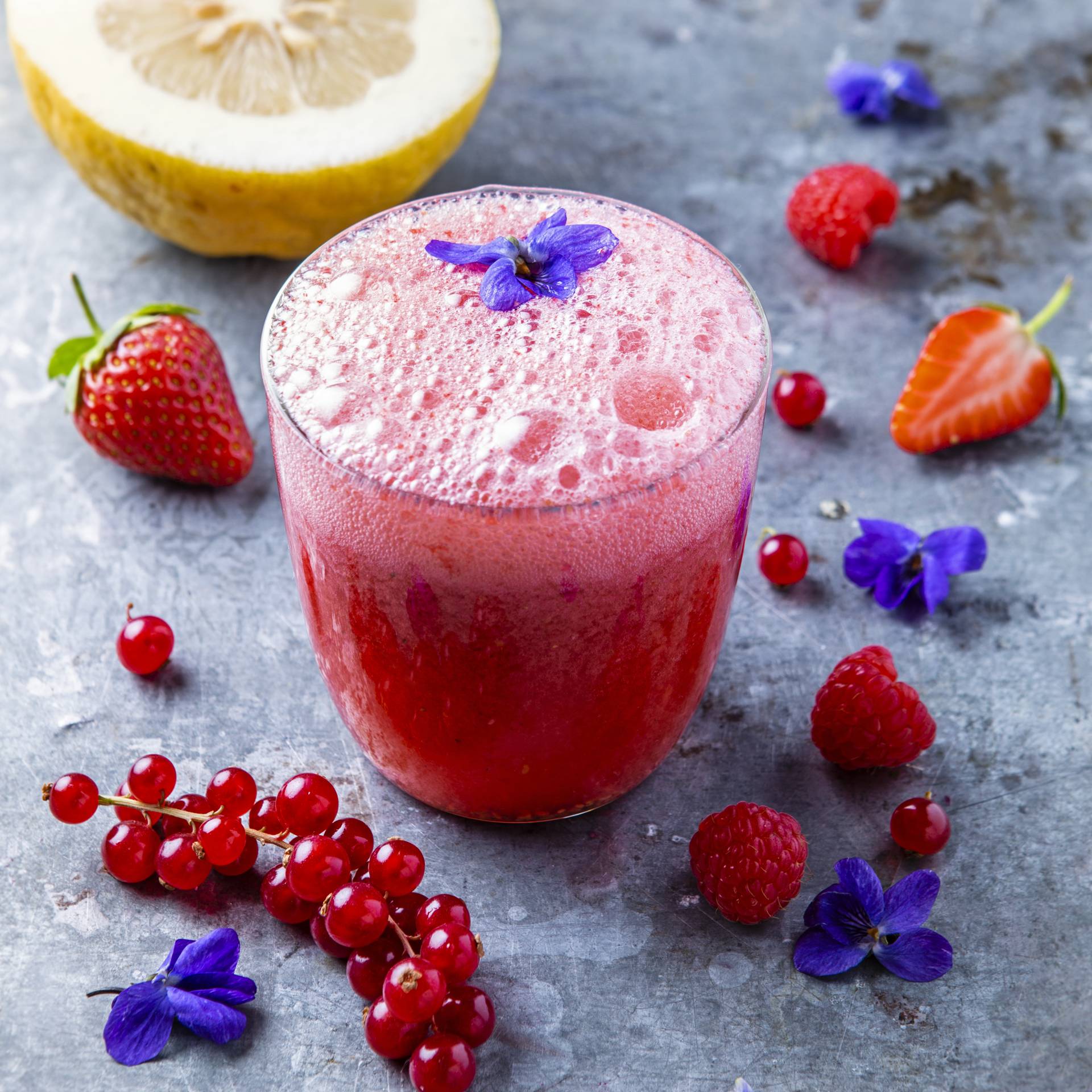 Cocktail aus roten Früchten, Limonade und Veilchen - Rezepte undefined | Tefal