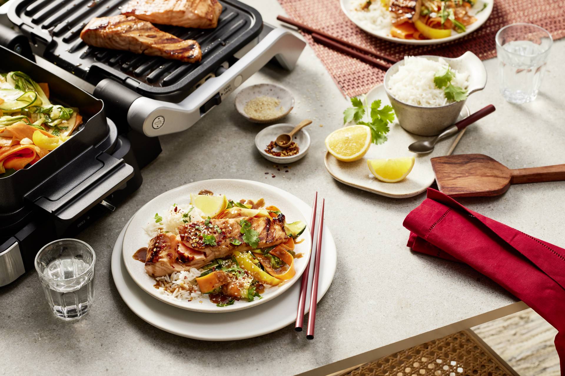 Asia-Gemüse aus der Backschale mit gegrilltem Lachs - Rezepte OptiGrill 4in1 | Tefal