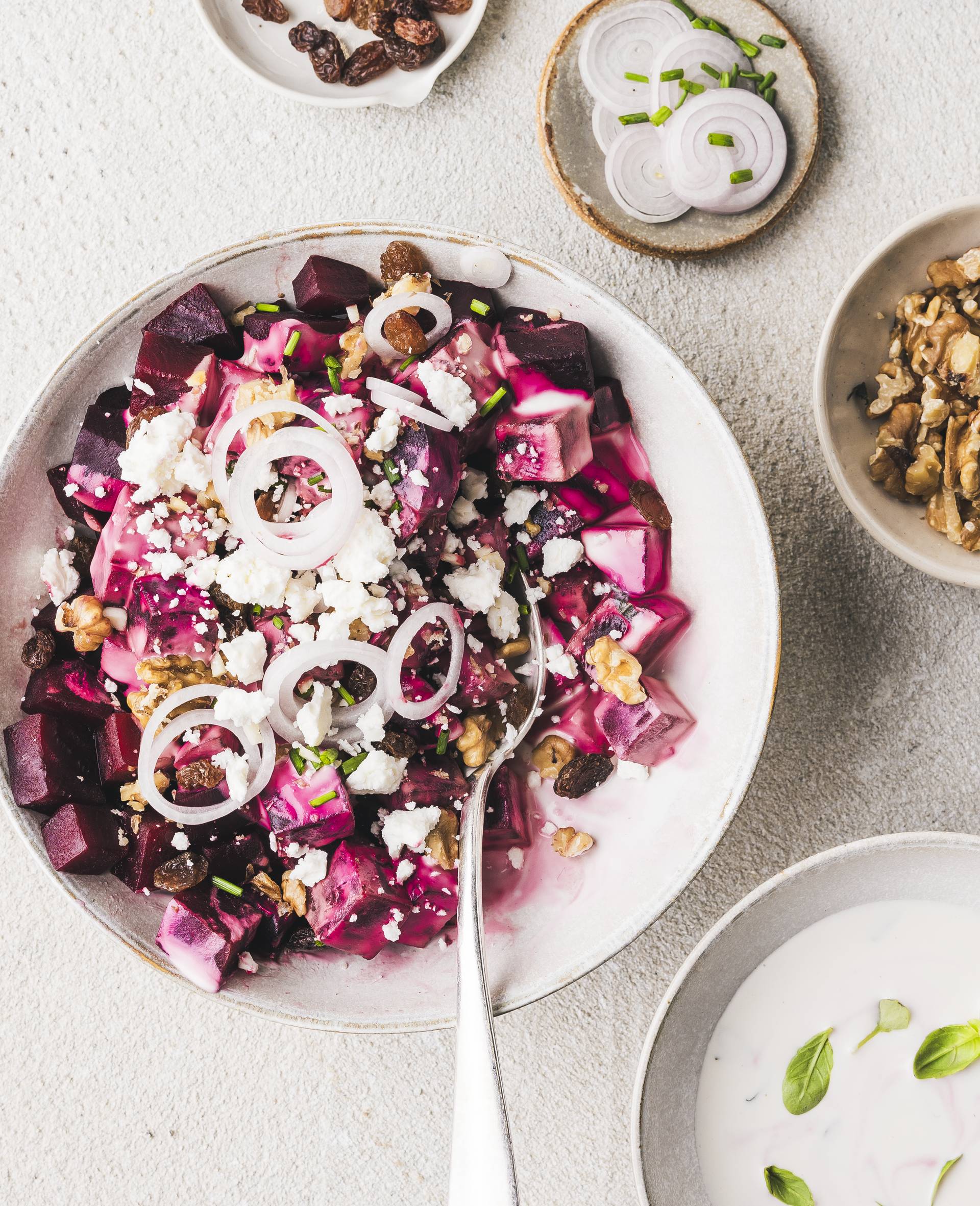 Gedünsteter Rote-Bete-Salat mit Feta, Nüssen und Rosinen - Rezepte Smartcook Infinity Autostir | Tefal