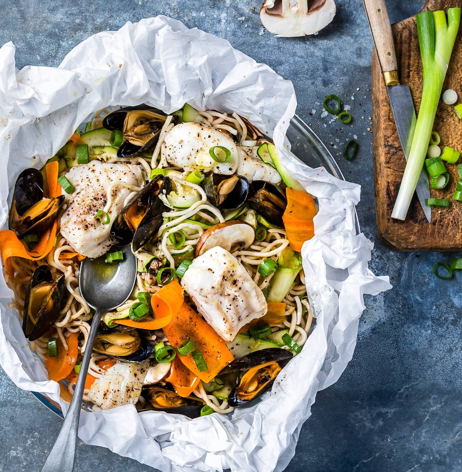 Fischpakete mit Gemüse und chinesischen Nudeln - Rezepte EASY FRY GRILL & STEAM 3 in 1 | Tefal