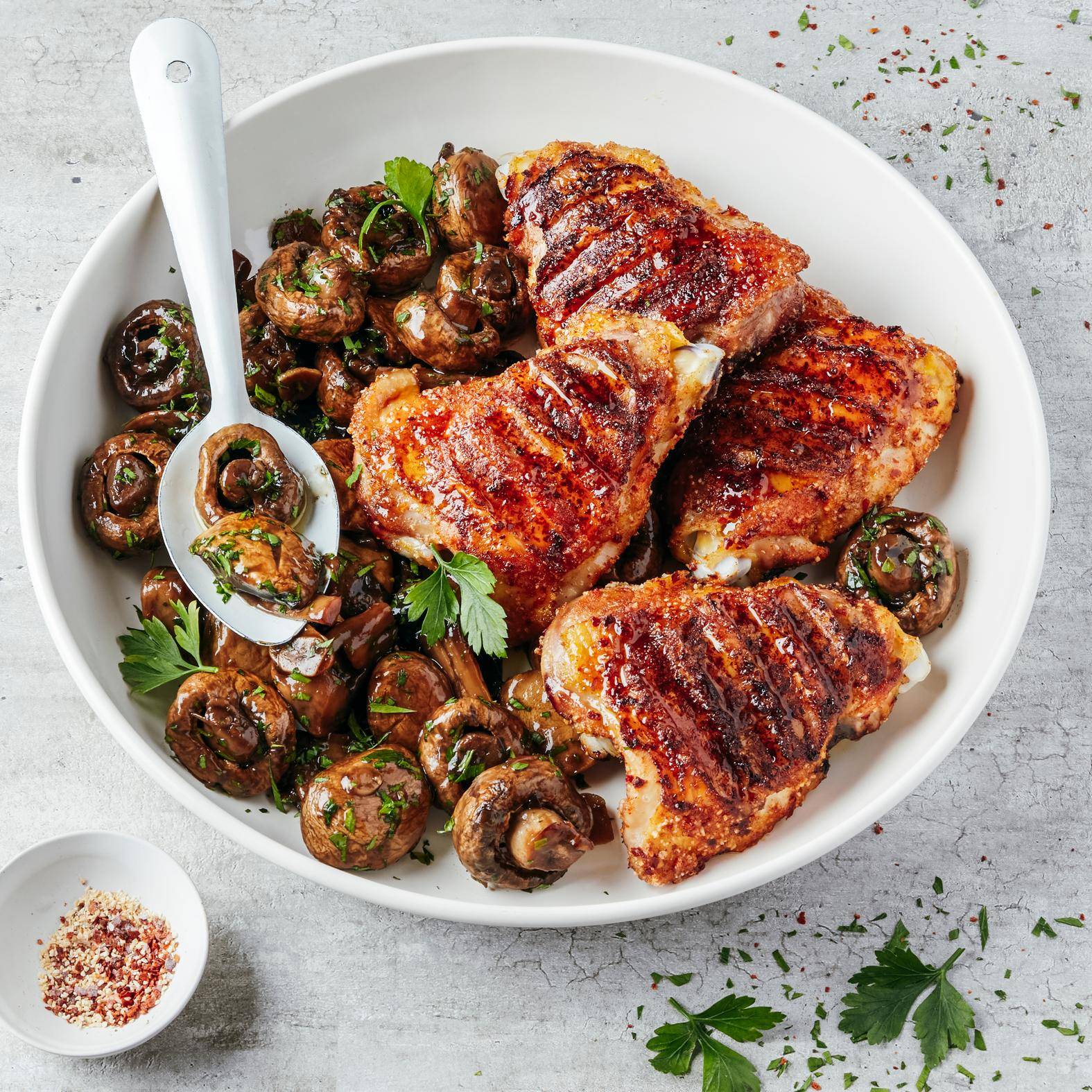 Gegrilltes Hähnchen und gebratene Champignons mit Knoblauch und Balsamico-Essig - Rezepte OptiGrill 4in1 | Tefal