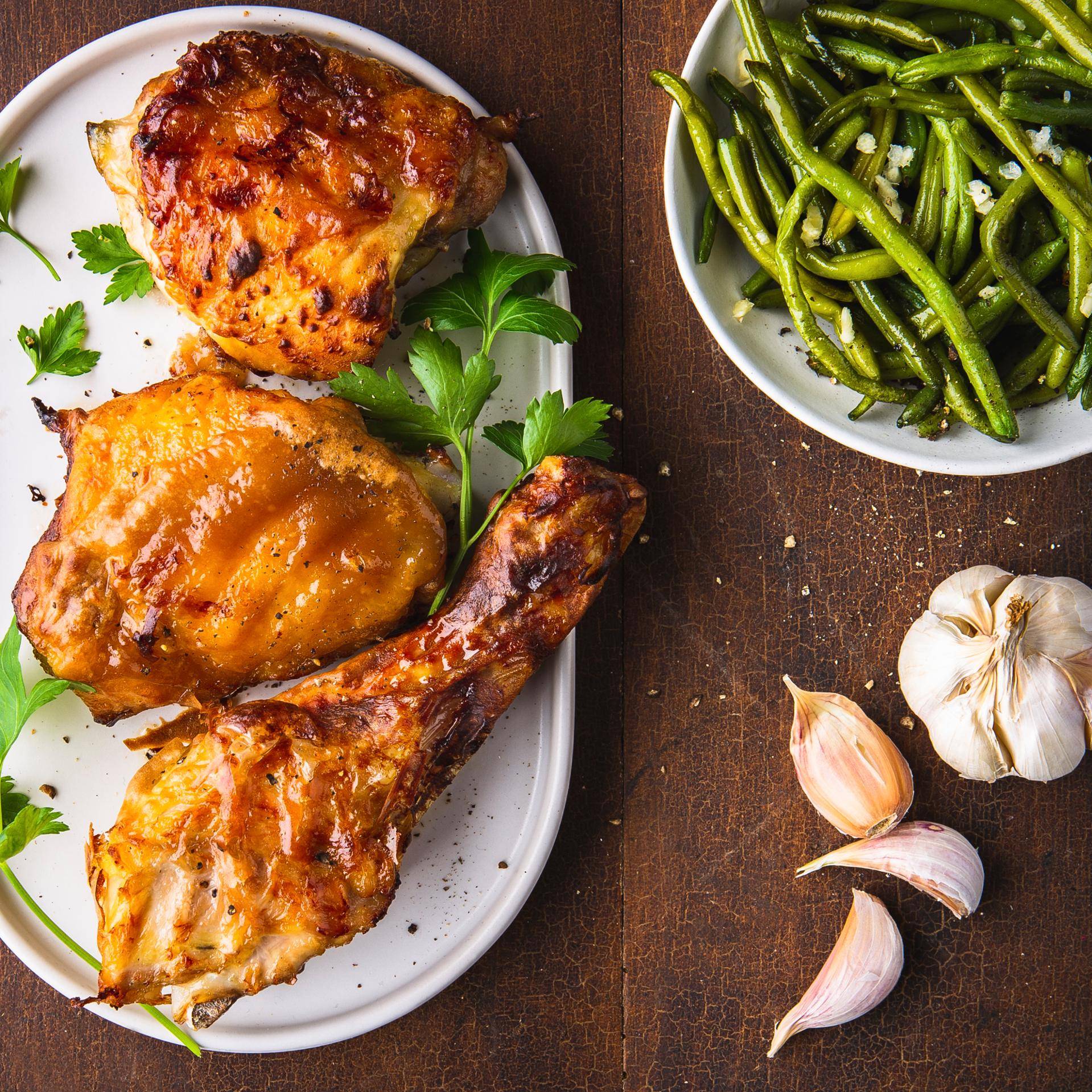 Geröstete Hähnchenschenkel, gebratene Knoblauchbohnen - Rezepte Actifry Genius XL 2in1 | Tefal