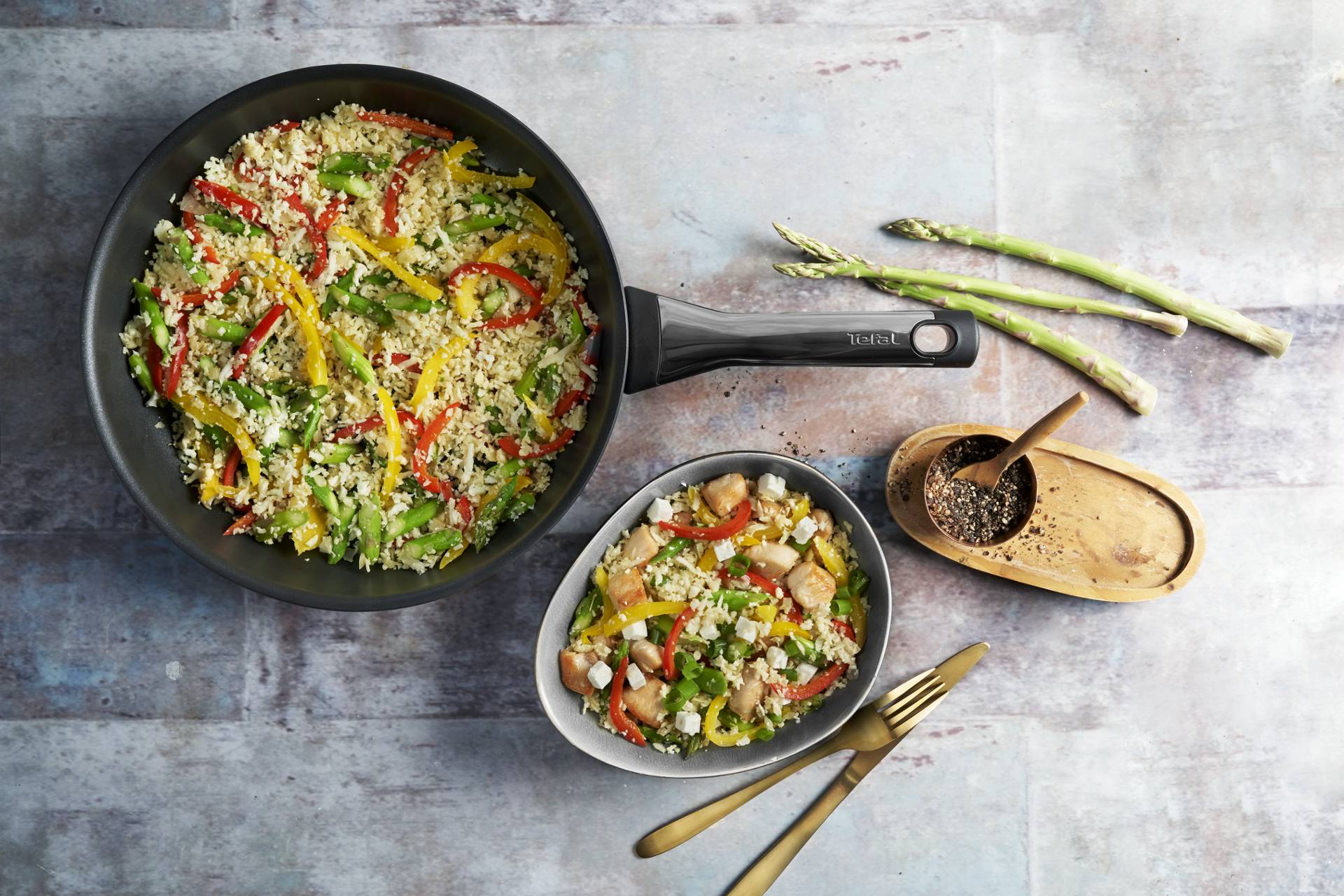 Hähnchen-Gemüse-Pfanne mit Blumenkohlcouscous und Feta - Rezepte Pfannen & Töpfe | Tefal