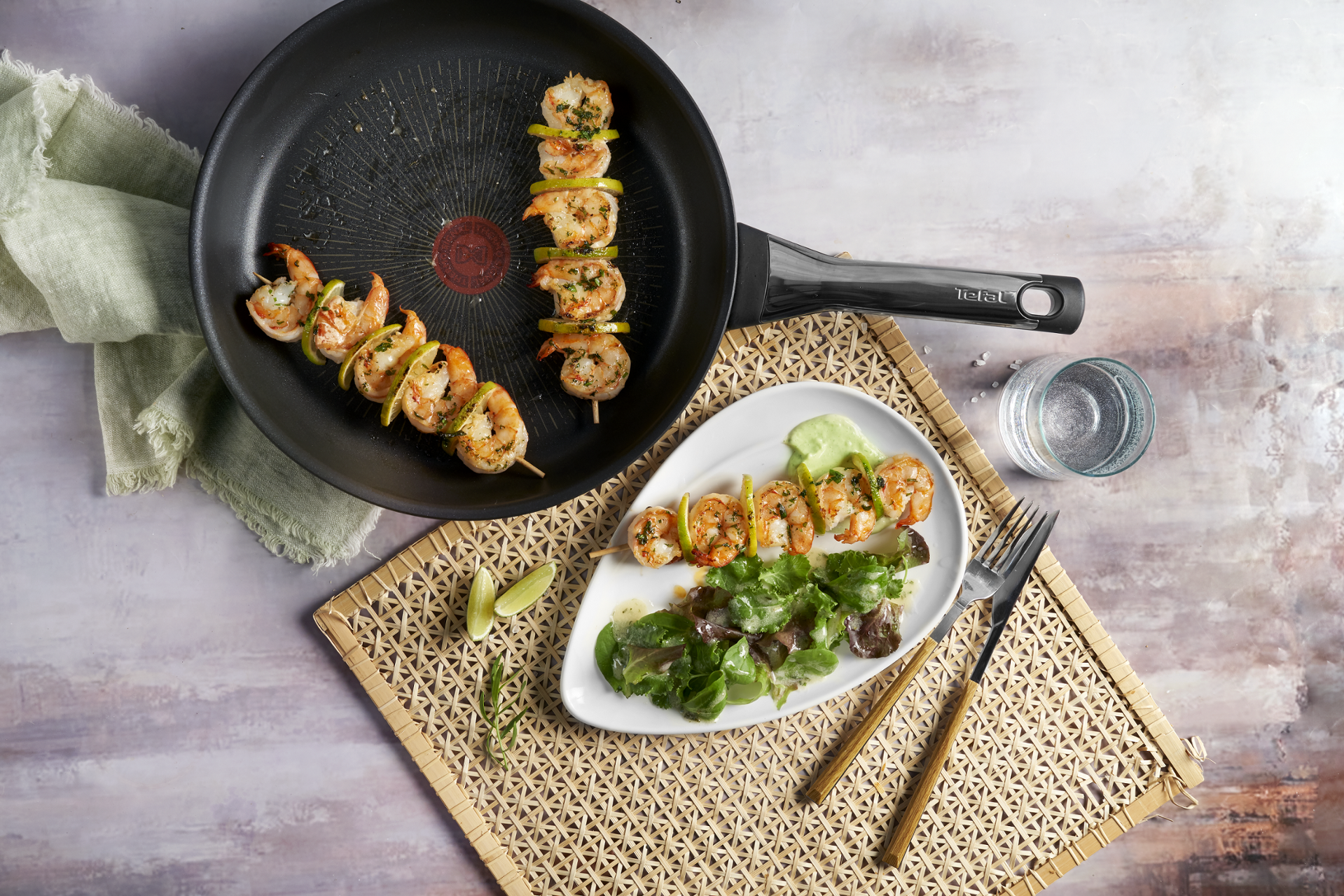 Marinierte Garnelenspieße mit Limetten-Kräuter-Mayo und Pflücksalat - Rezepte Pfannen & Töpfe | Tefal