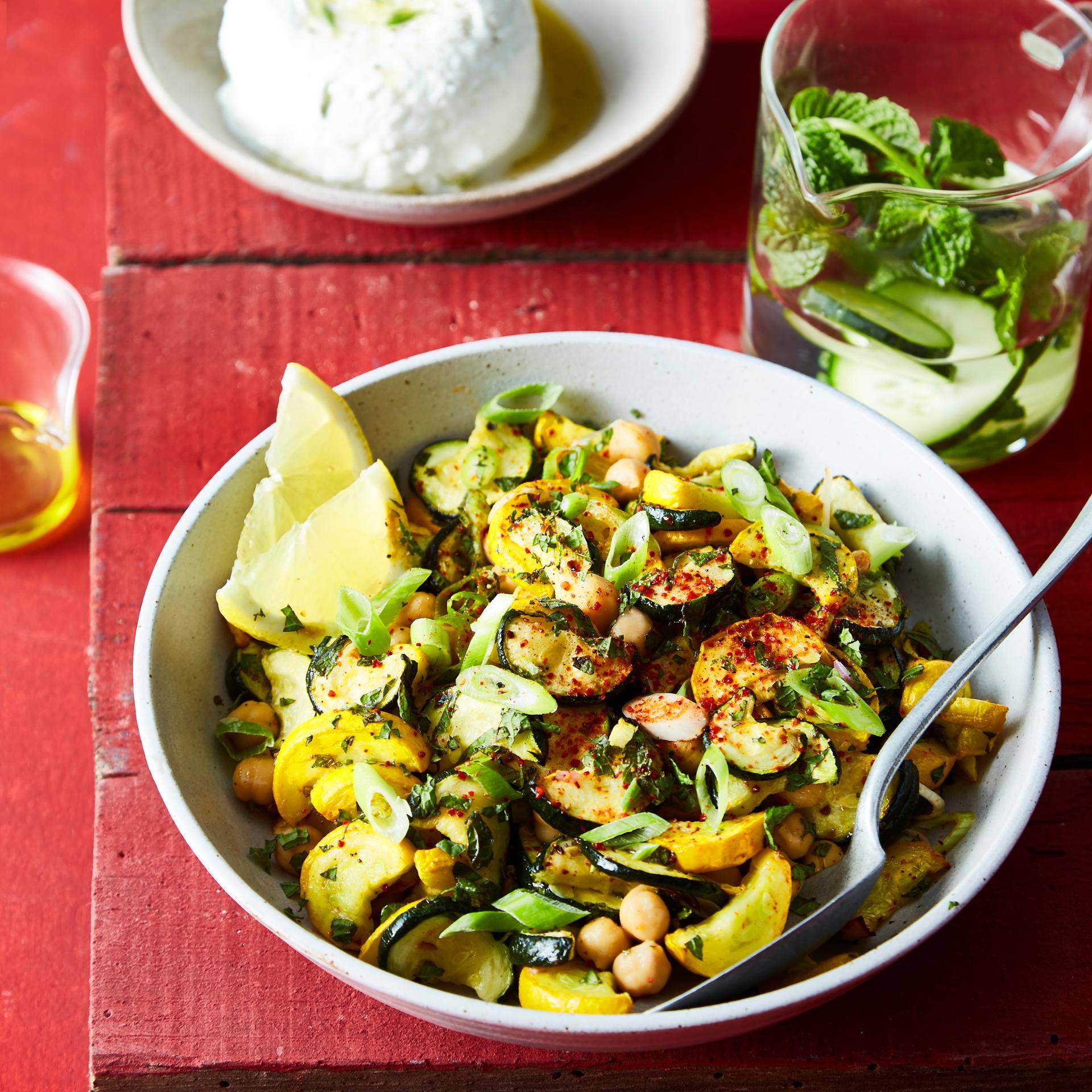 Salat mit gegrillter Zucchini, Minze, Kichererbsen und Paprikapulver - Rezepte Actifry Express 1kg | Tefal