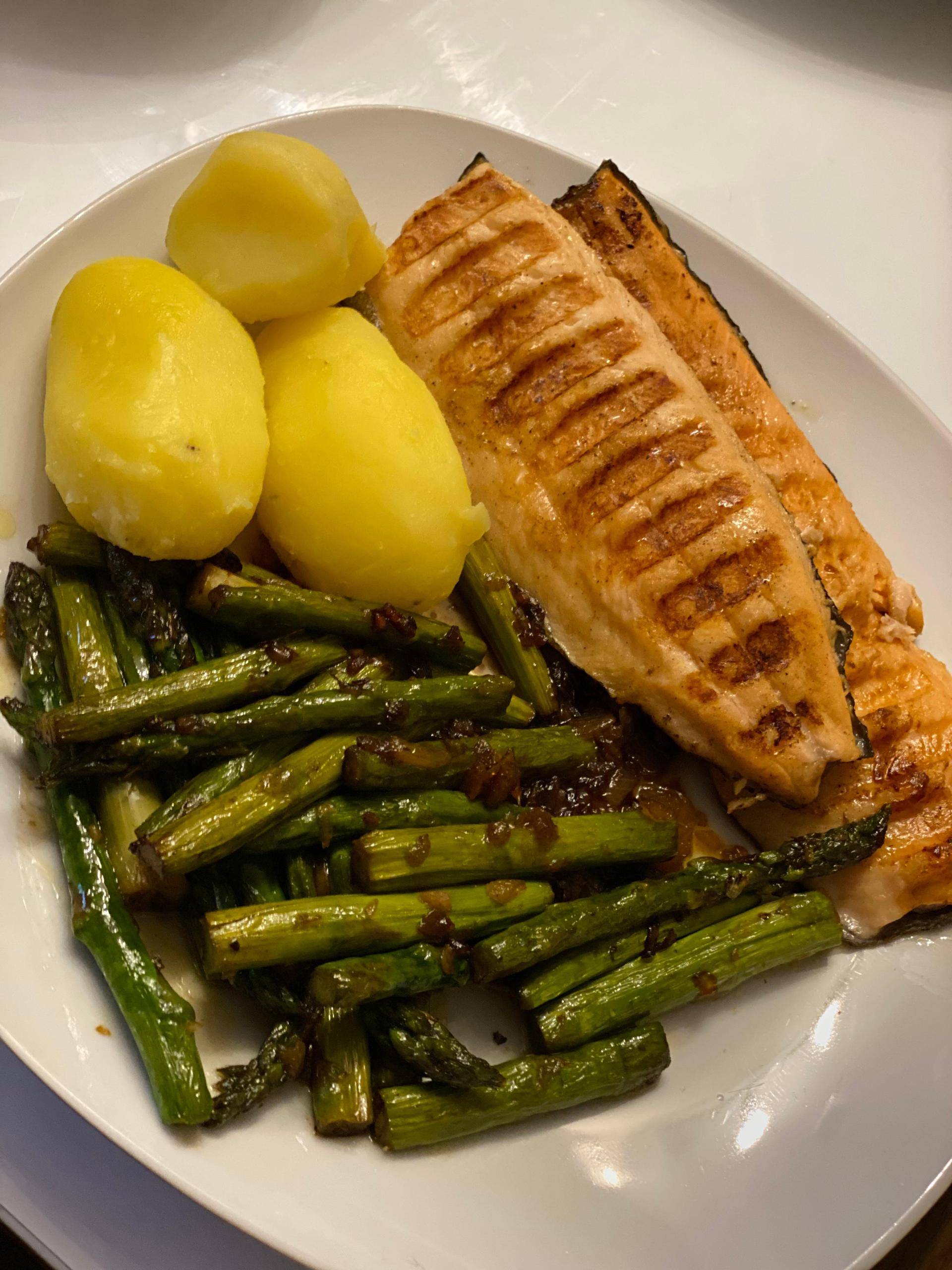 Lachsforellenfilet mit Kartoffel an Grünen Spargel - Rezepte OptiGrill Elite XL | Tefal