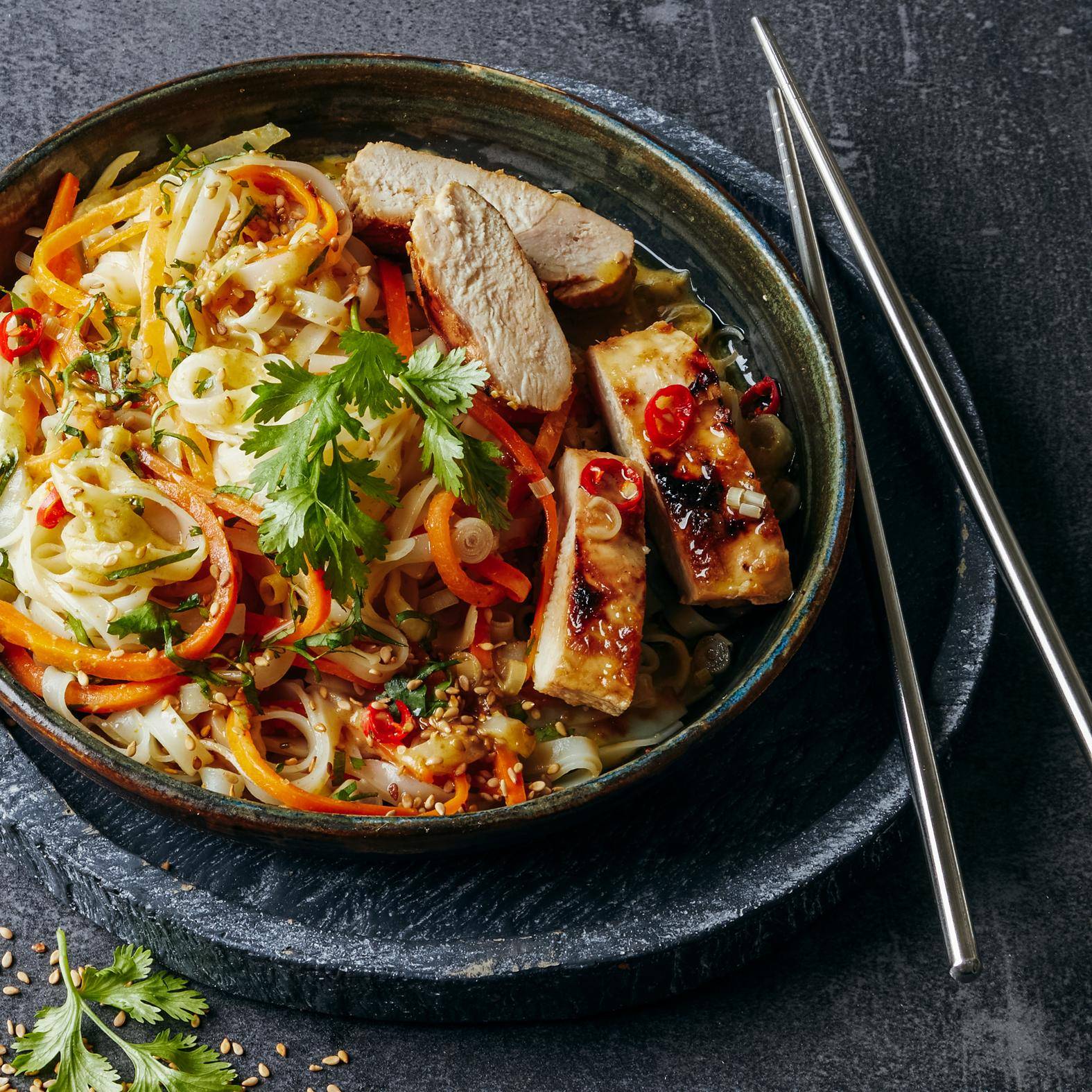 Gegrilltes Hähnchen mit Zitronengras und grünen Currynudeln - Rezepte OptiGrill 4in1 XL | Tefal