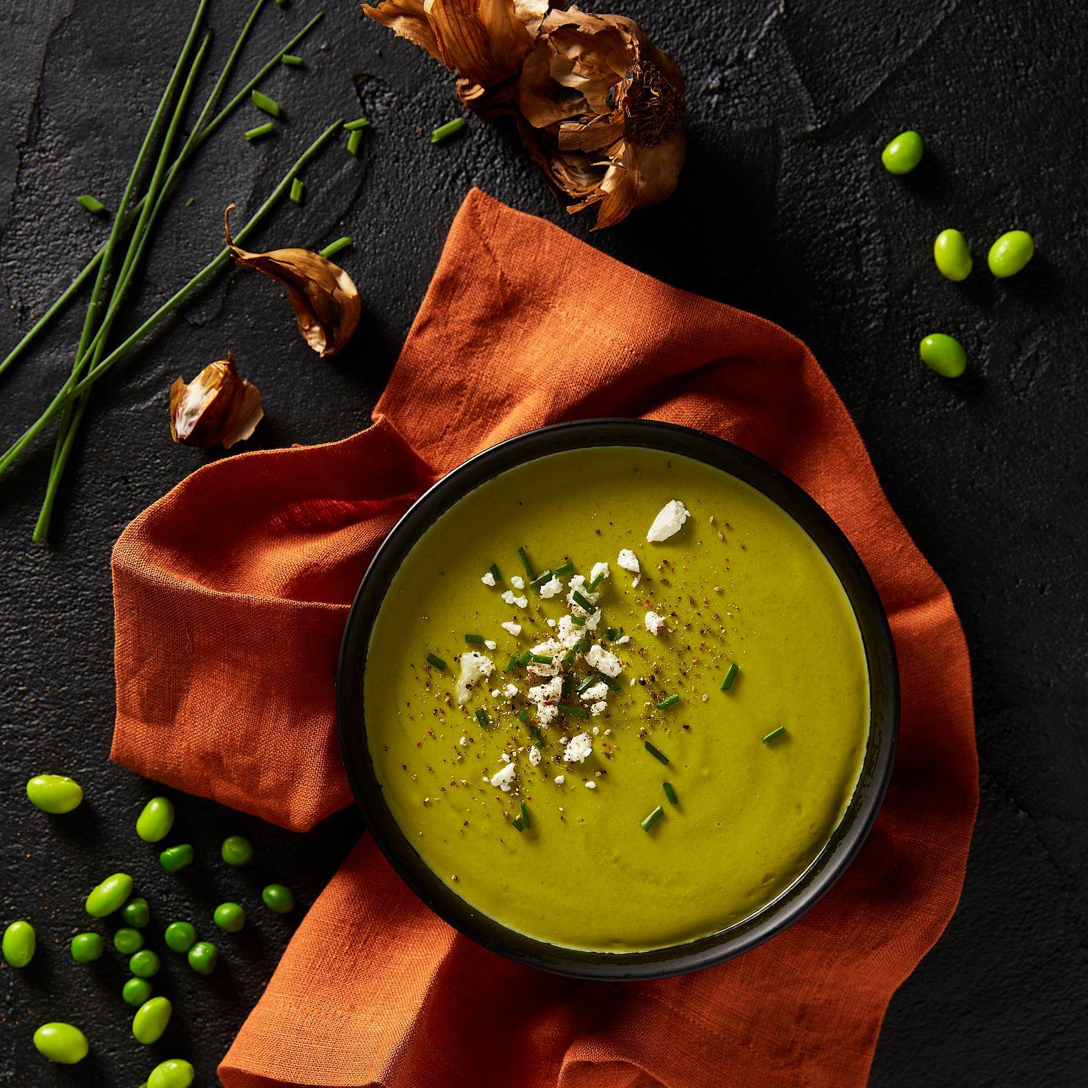 Erbsen- und Edamame-Suppe mit Ziegenkäse und schwarzem Knoblauch - Rezepte Perfectmix Cook | Tefal