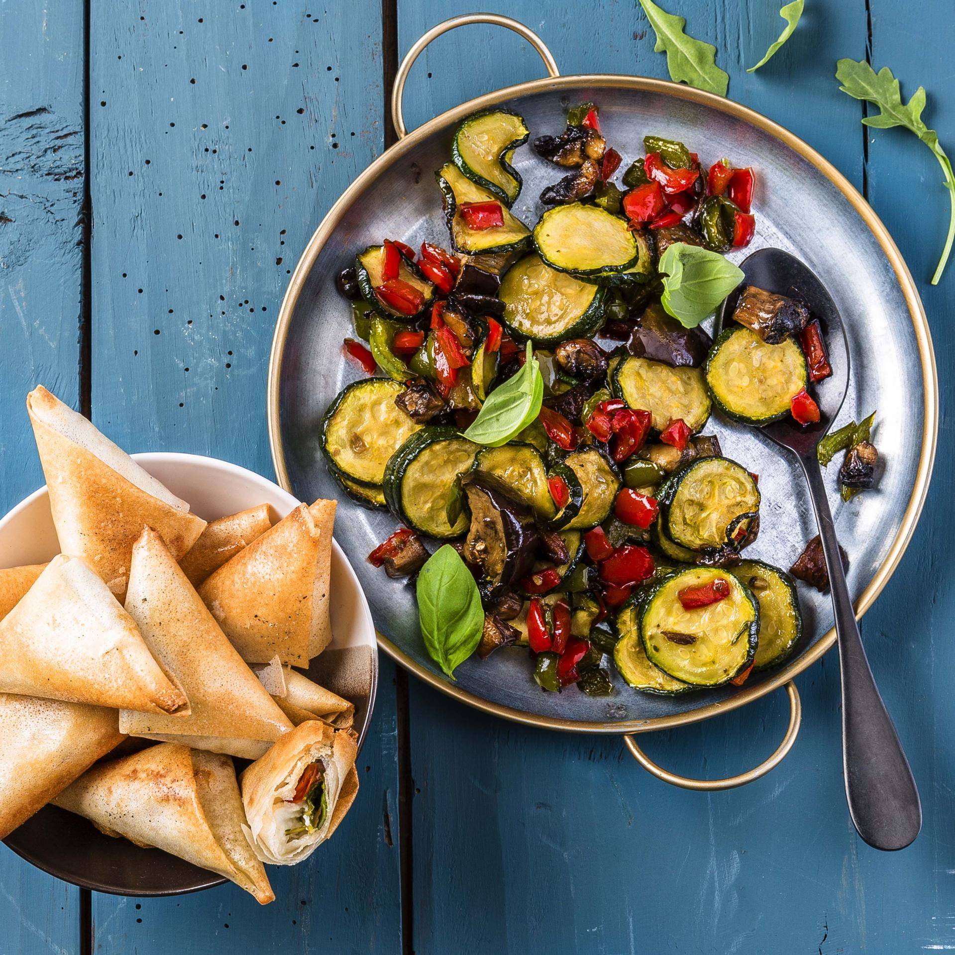 Mediterranes Gemüse-Sauté, Ziegenkäse-Samosas - Rezepte Actifry Genius XL 2in1 | Tefal