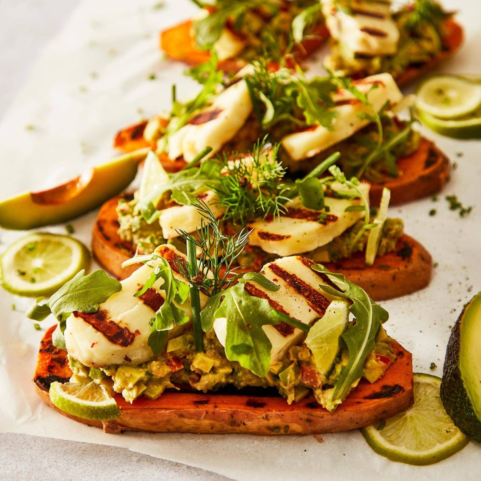 Süßkartoffel, Guacamole und gegrillter Halloumi auf Toast - Rezepte OptiGrill 2in1 | Tefal